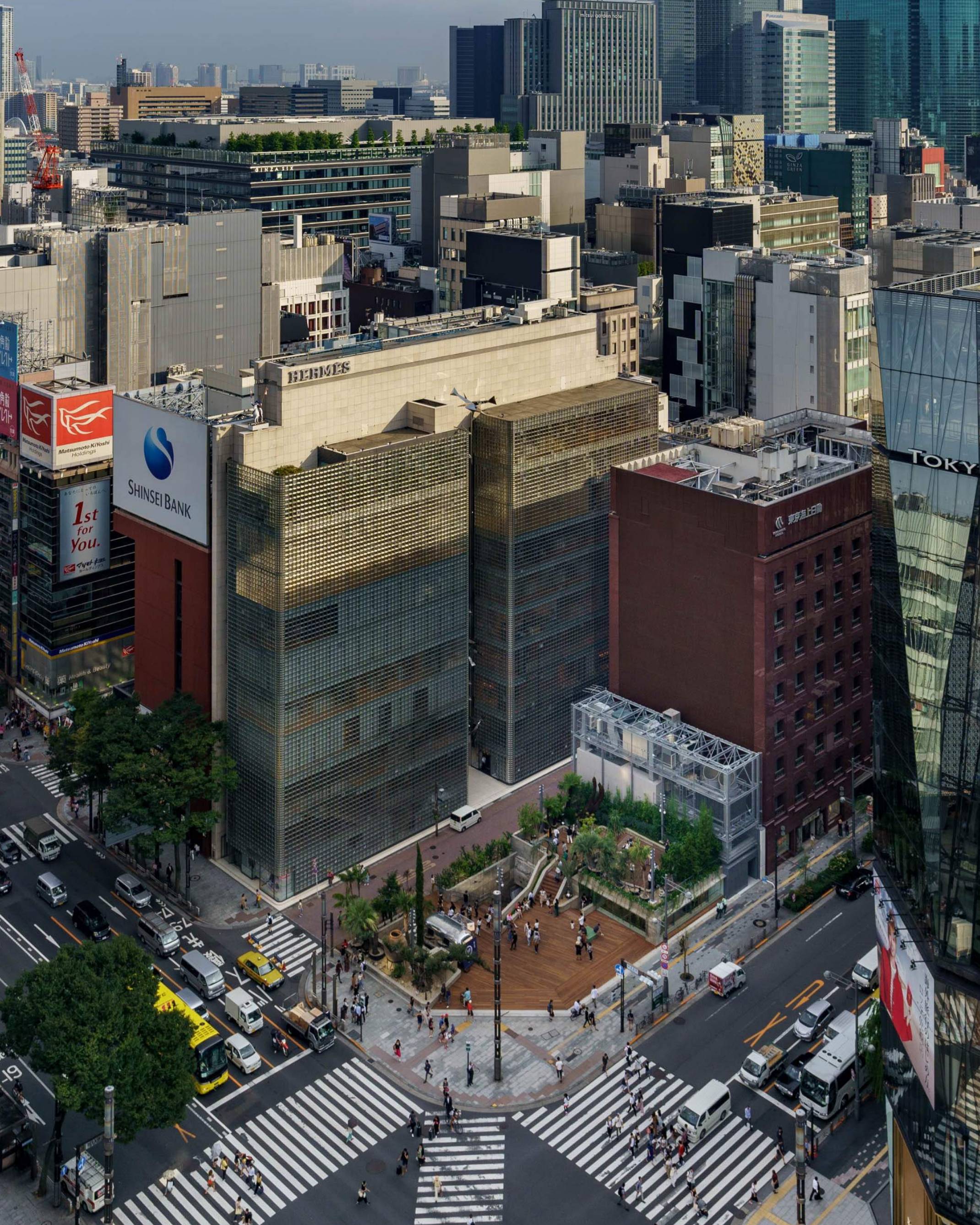 Bird’s eye view of Ginza Sony Park. People gather on the wooden deck, with its arrangement of plants and trees.