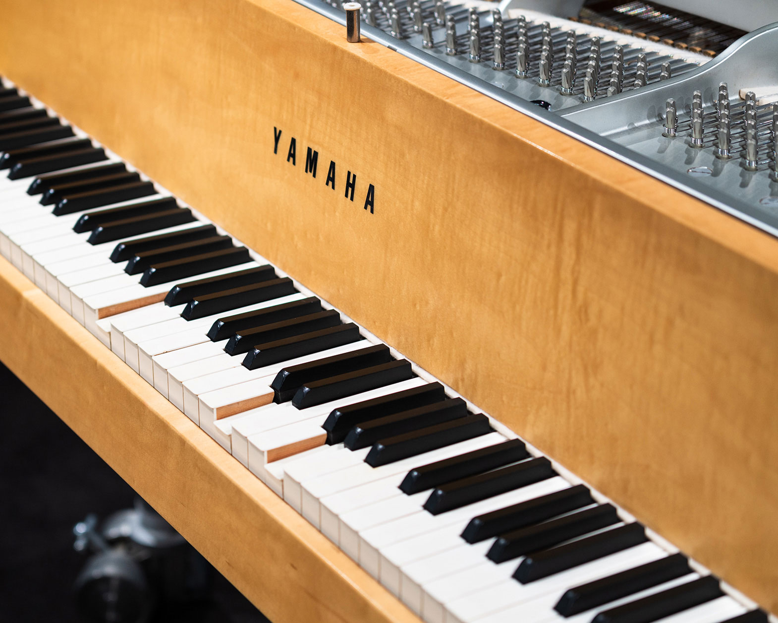 The "opera piano" is playing automatically.