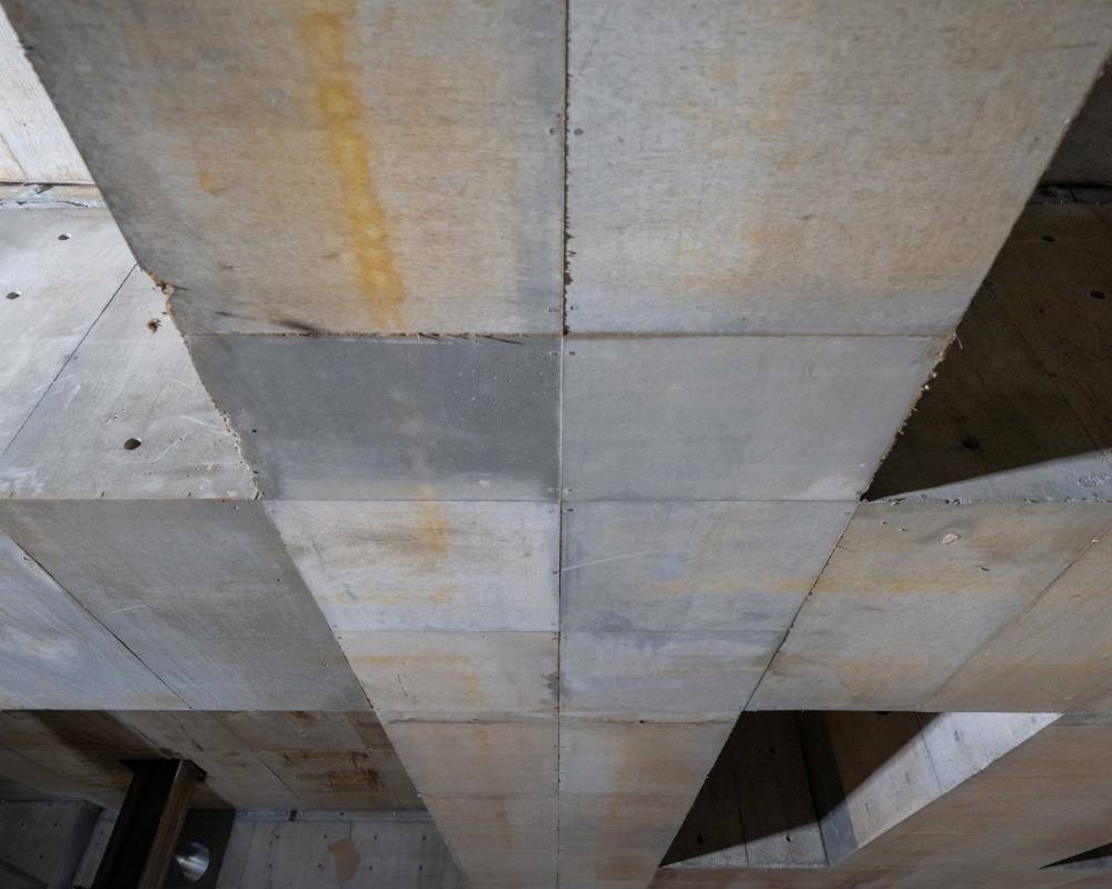 Interior. The concrete beams for the ceiling were constructed through ordinary veneer formwork.