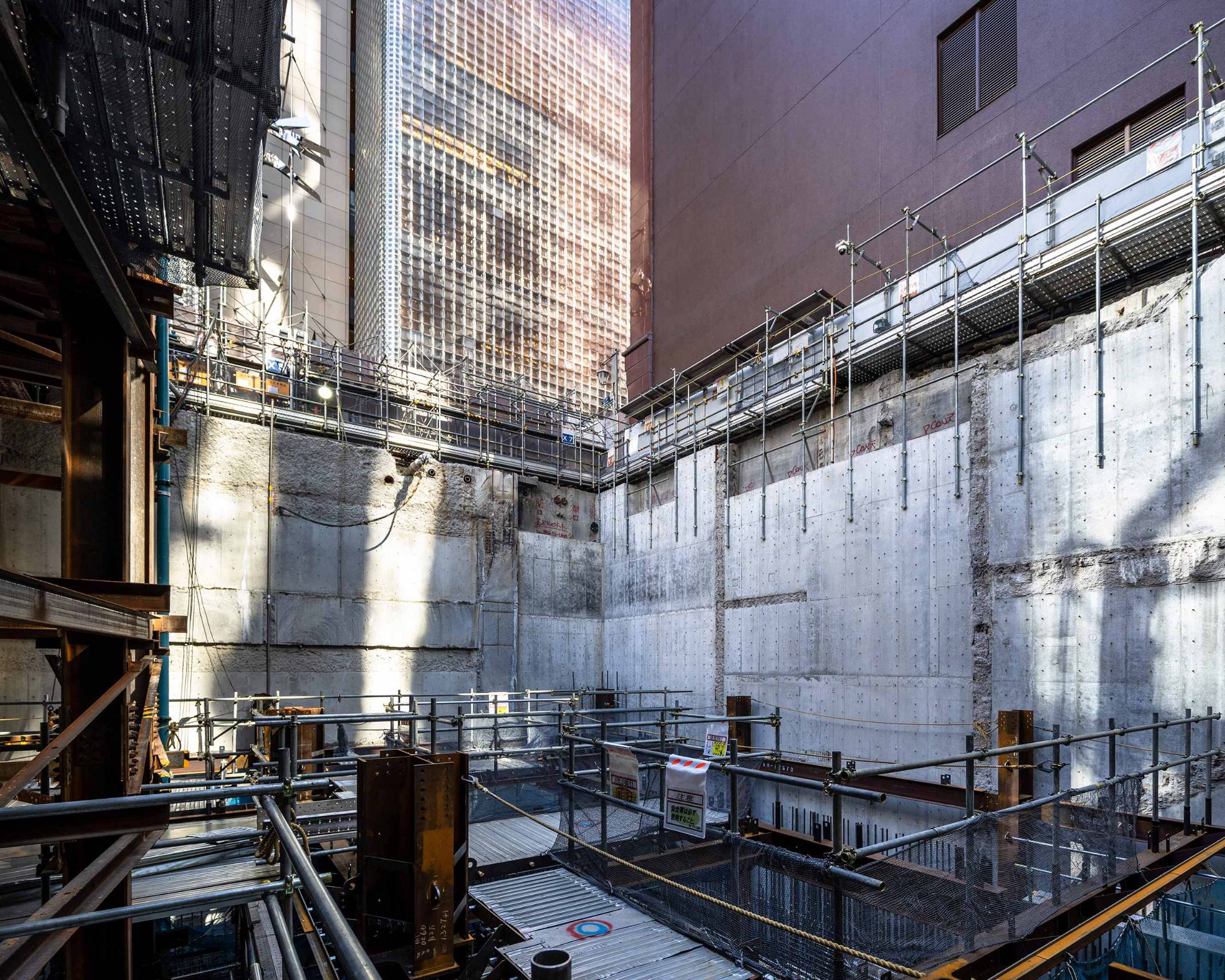 Interior. The interweaving of the new and old building frames is evident in the exterior basement walls, as seen from the construction deck on the second basement floor.