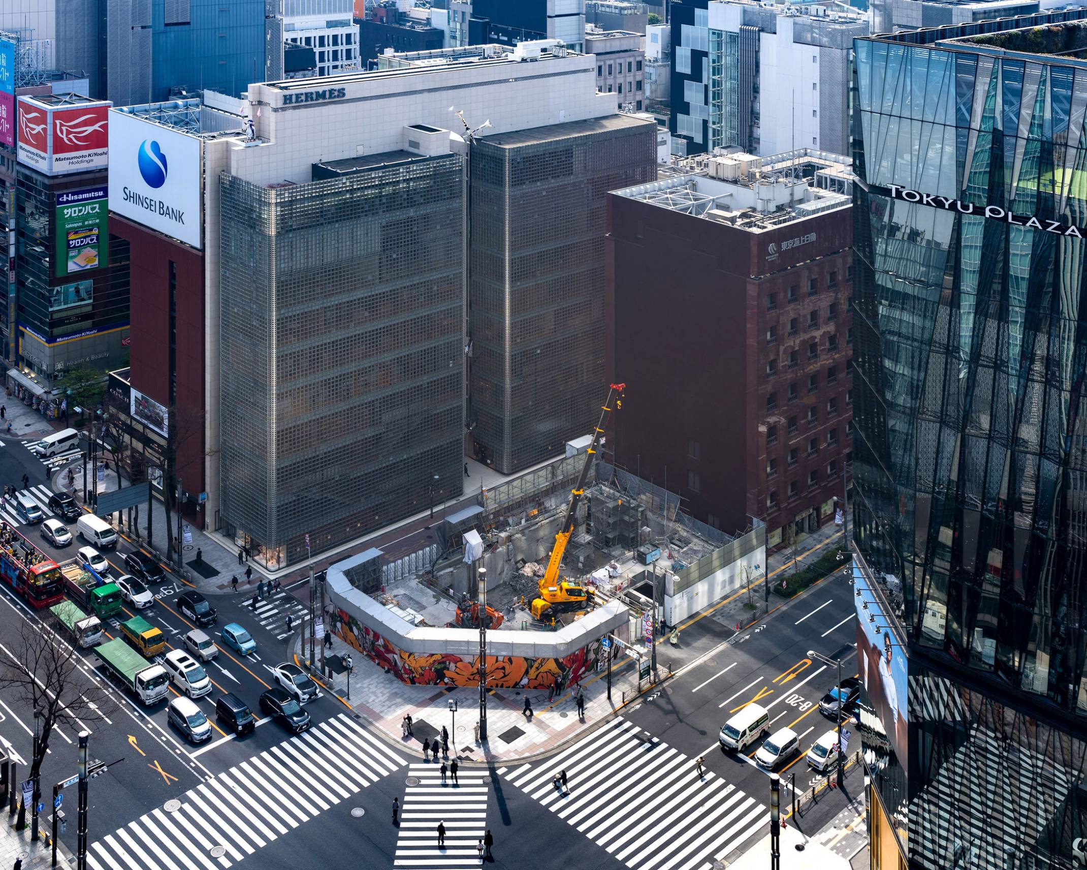 Bird’s eye view. The temporary construction fence around Ginza Sony Park during the demolition process featured wall art by SHUN SUDO.