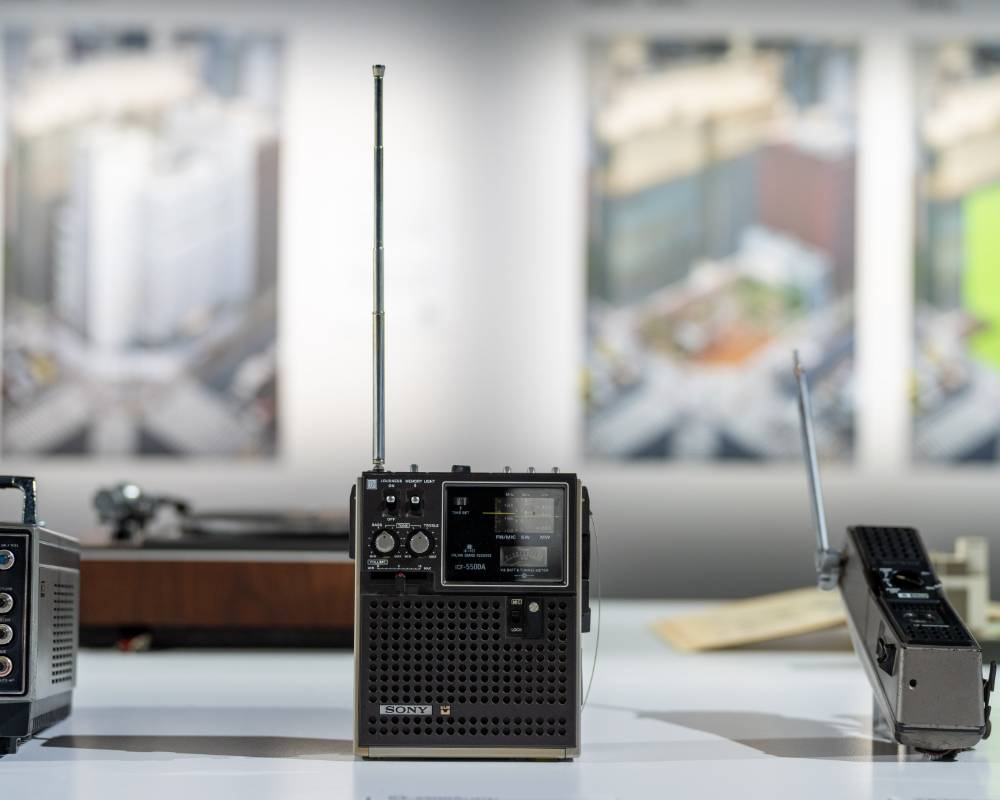 Exhibit item. The Skysensor portable radio, which allowed users to listen to shortwave broadcasts and other five-band broadcasts, is also exhibited on a display stand.
