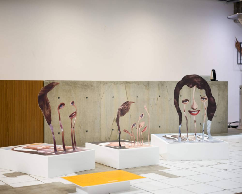 Exhibit item. An exhibit of “Ikebana,” an art piece by Kensuke Koike, in front of the concrete counter on the first basement floor.